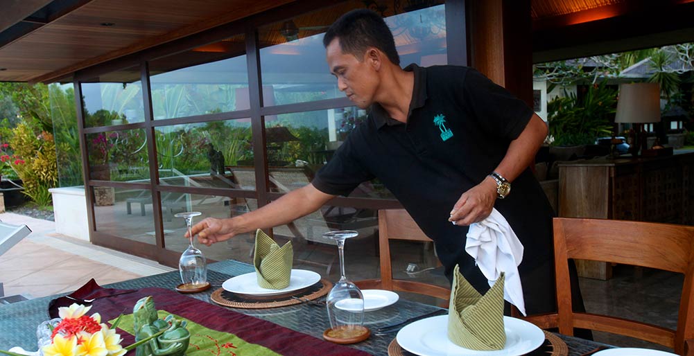 Villa Bulan Madu - Staff preparing table